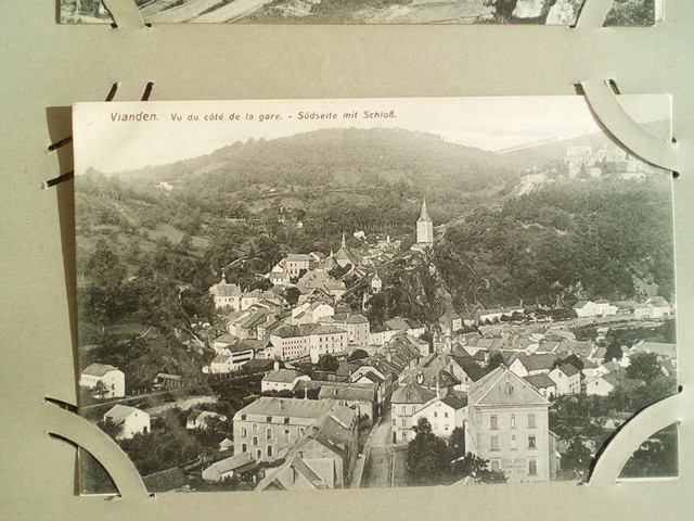 /Luxemburg/LU_Place_1900-1949_Vianden. Vu du cote de la gare. Sudseite mit Stadt.jpg